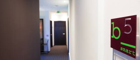 A hallway with a sign indicating room number 5 and the word 'smart'.