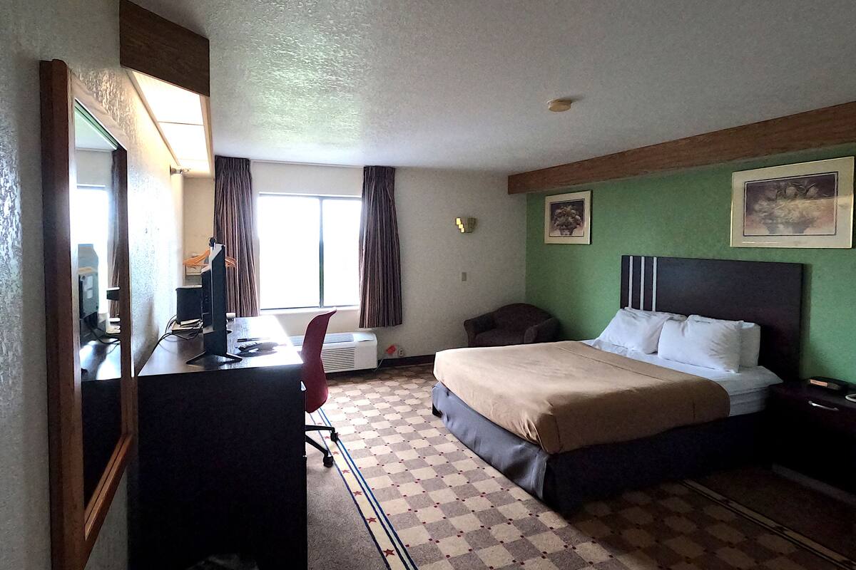 Standard Room, 1 King Bed, Non Smoking | Desk, iron/ironing board, free WiFi, bed sheets