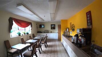 朝食 (コンチネンタル ブレックファスト)、毎日提供 (有料)