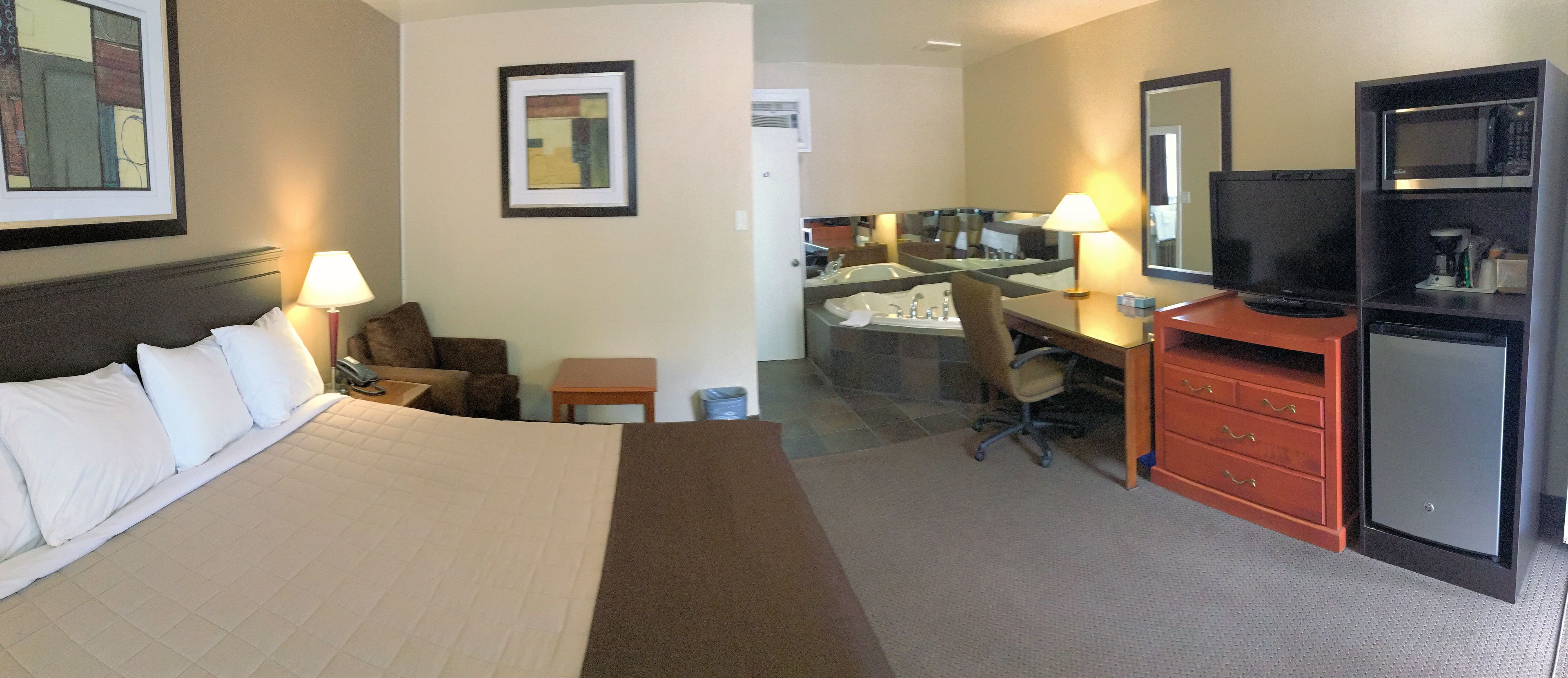 Room, Jetted Tub | Desk, soundproofing, iron/ironing board, free WiFi