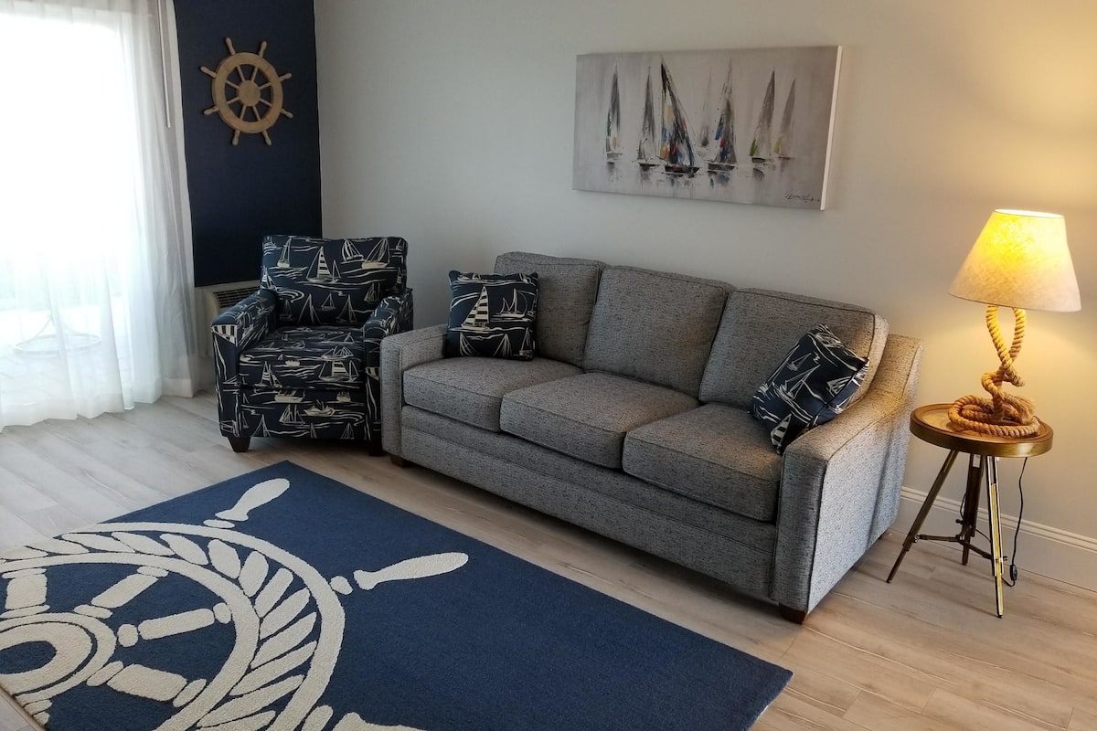 signature suite, 2 queen beds, refrigerator & microwave, marina view | living room | flat-screen tv