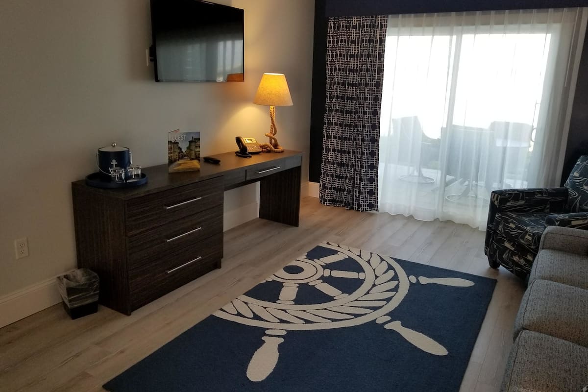 signature suite, 2 queen beds, refrigerator & microwave, marina view | living area | flat-screen tv