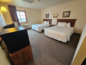 Desk, free WiFi, bed sheets - Park View Inn & Suites and Conference Center (West Bend)