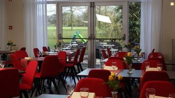 Breakfast (EUR 8 per person)