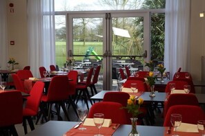 Breakfast (EUR 8 per person)
