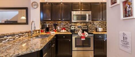 Refrigerador con freezer, microondas, placa de cocina, cafetera/tetera