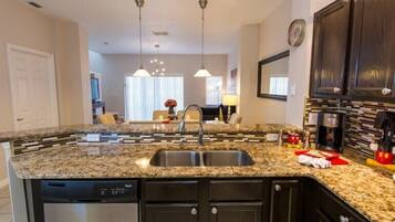 Refrigerador con congelador, microondas y parrilla de estufa