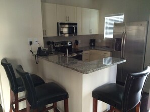 Full-size fridge, microwave, stovetop, dishwasher - Lucaya Village by Home 2U (Kissimmee)