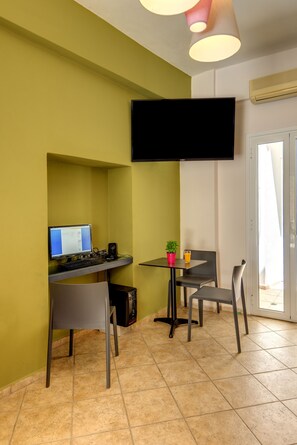 Concierge desk - Ethrion (Syros)