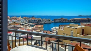 Un paisaje urbano costero con edificios y un puerto deportivo.
