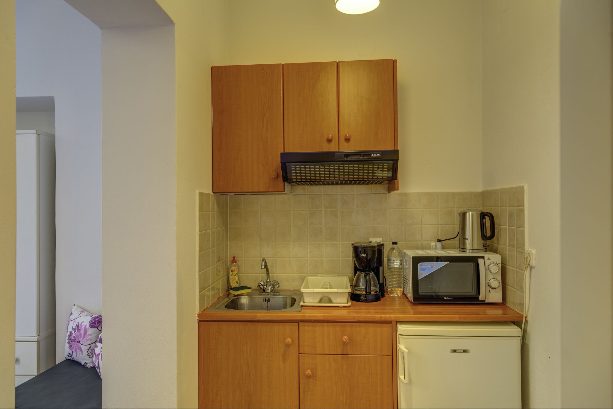 fridge, coffee/tea maker, electric kettle