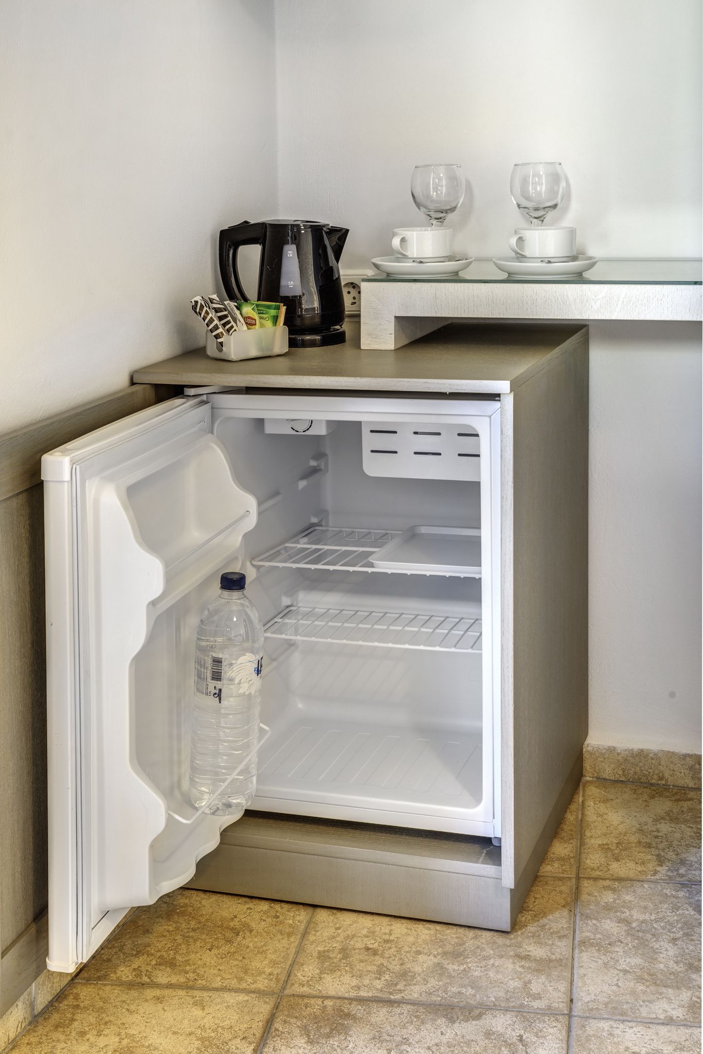 superior room, balcony, sea view (1st floor) | mini fridge