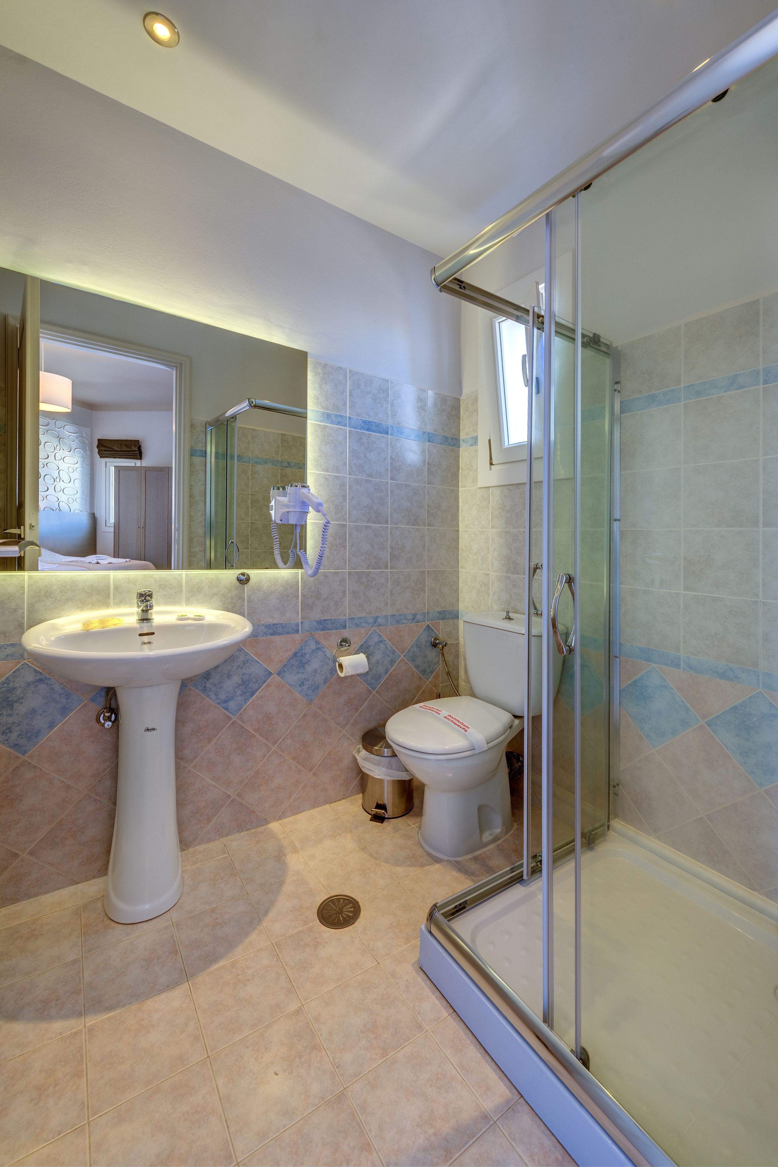 superior room, balcony, sea view (1st floor) | bathroom | shower, free toiletries, hair dryer, towels