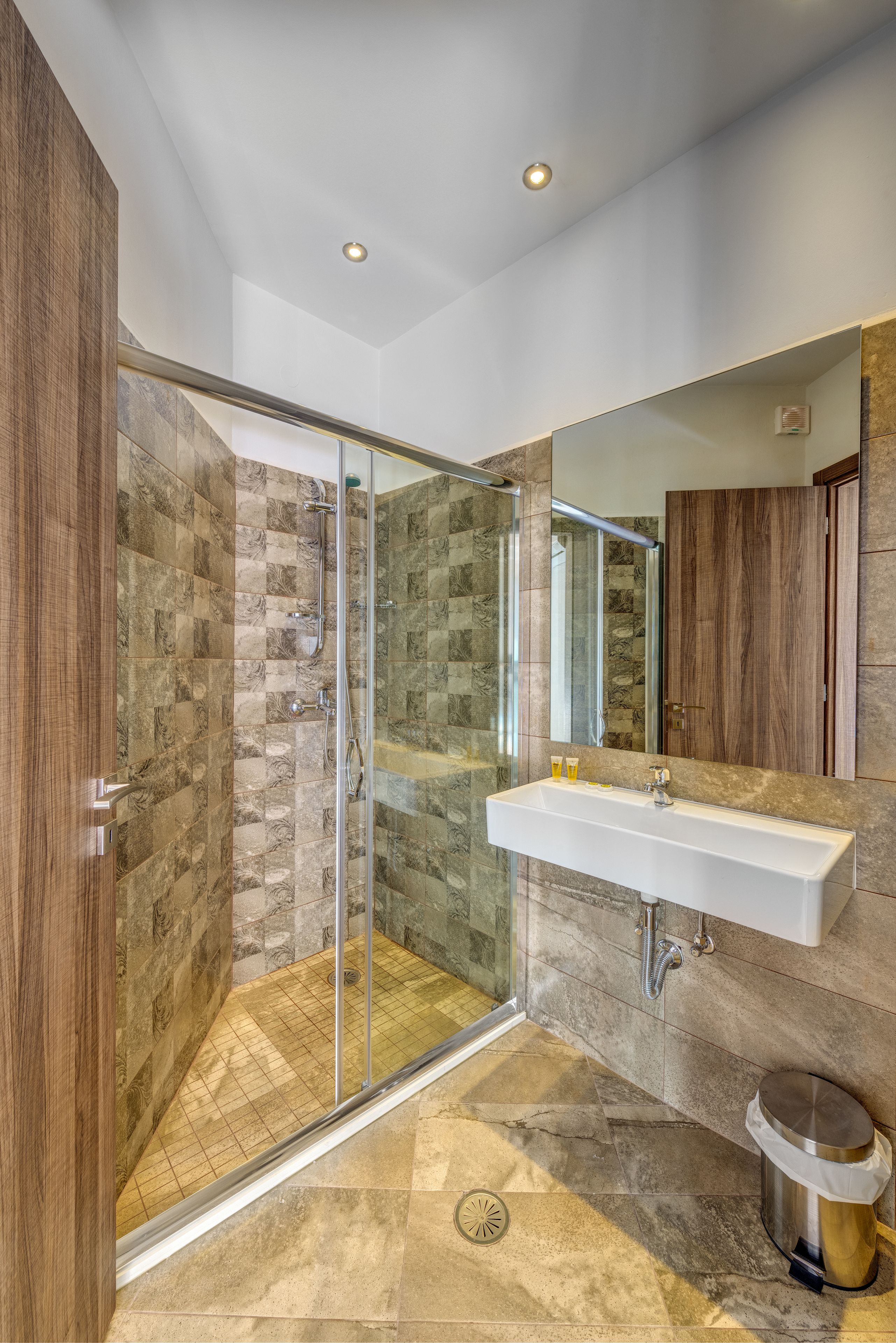 deluxe double or twin room, balcony, sea view (2nd floor) | in-room safe, soundproofing, iron/ironing board, free wifi