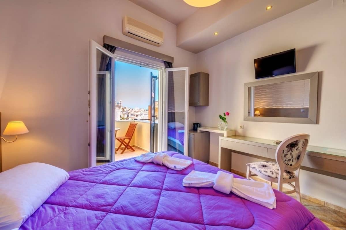 Habitación con 1 cama matrimonial o 2 individuales, balcón, vista a la ciudad | Caja de seguridad en la habitación y insonorización