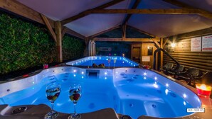 Family Studio | Jetted tub
