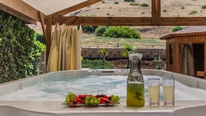 Family Studio | Jetted tub