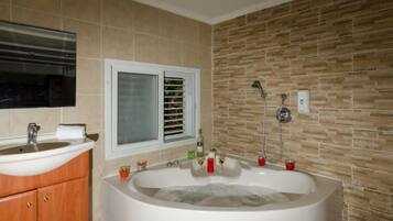 Family Studio | Bathroom | Combined shower/bathtub, jetted bath, free toiletries, hair dryer