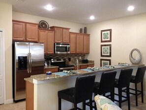Full-sized fridge, microwave, stovetop, dishwasher - Paradise Palms by Home 2U (Kissimmee)