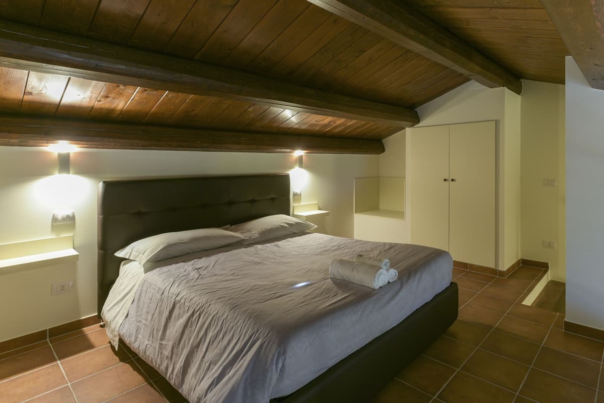 Habitación triple Confort (split level, 3 adults) | Minibar, tabla de planchar con plancha y camas extra