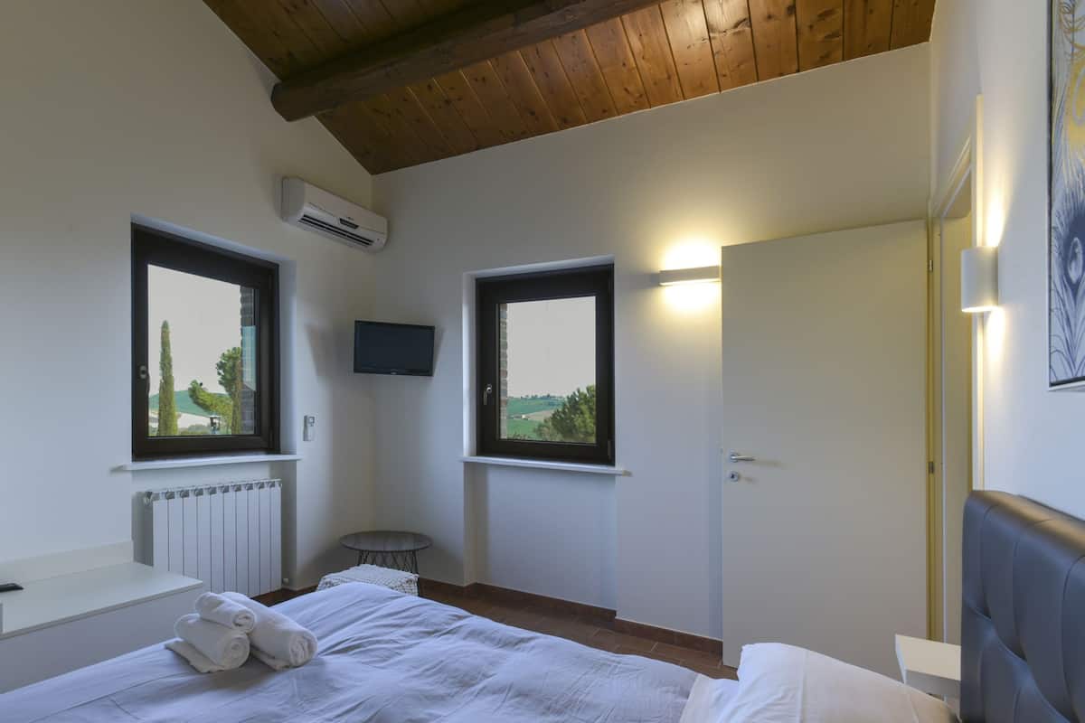 Habitación cuádruple Confort (split level, 4 adults) | Minibar, tabla de planchar con plancha y camas extra