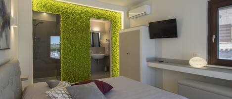 Deluxe Room | Minibar, iron/ironing board, rollaway beds