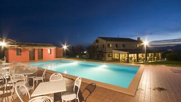 Piscine extérieure, chaises longues