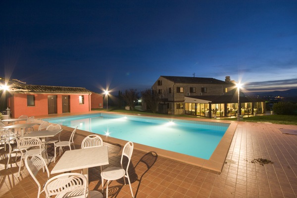 Piscine extérieure, chaises longues