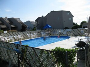 สระว่ายน้ำกลางแจ้ง