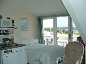 Standard Room, 1 Queen Bed, Kitchenette (Kitchenette Deluxe Nonsmoking) | Private kitchenette | Coffee/tea maker
