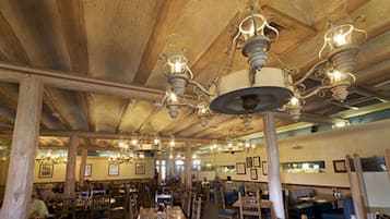 3 間餐廳;供應早餐、午餐、晚餐;美國菜