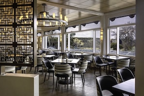 3 Restaurants, Frühstück, Mittagessen, Abendessen, amerikanische Küche