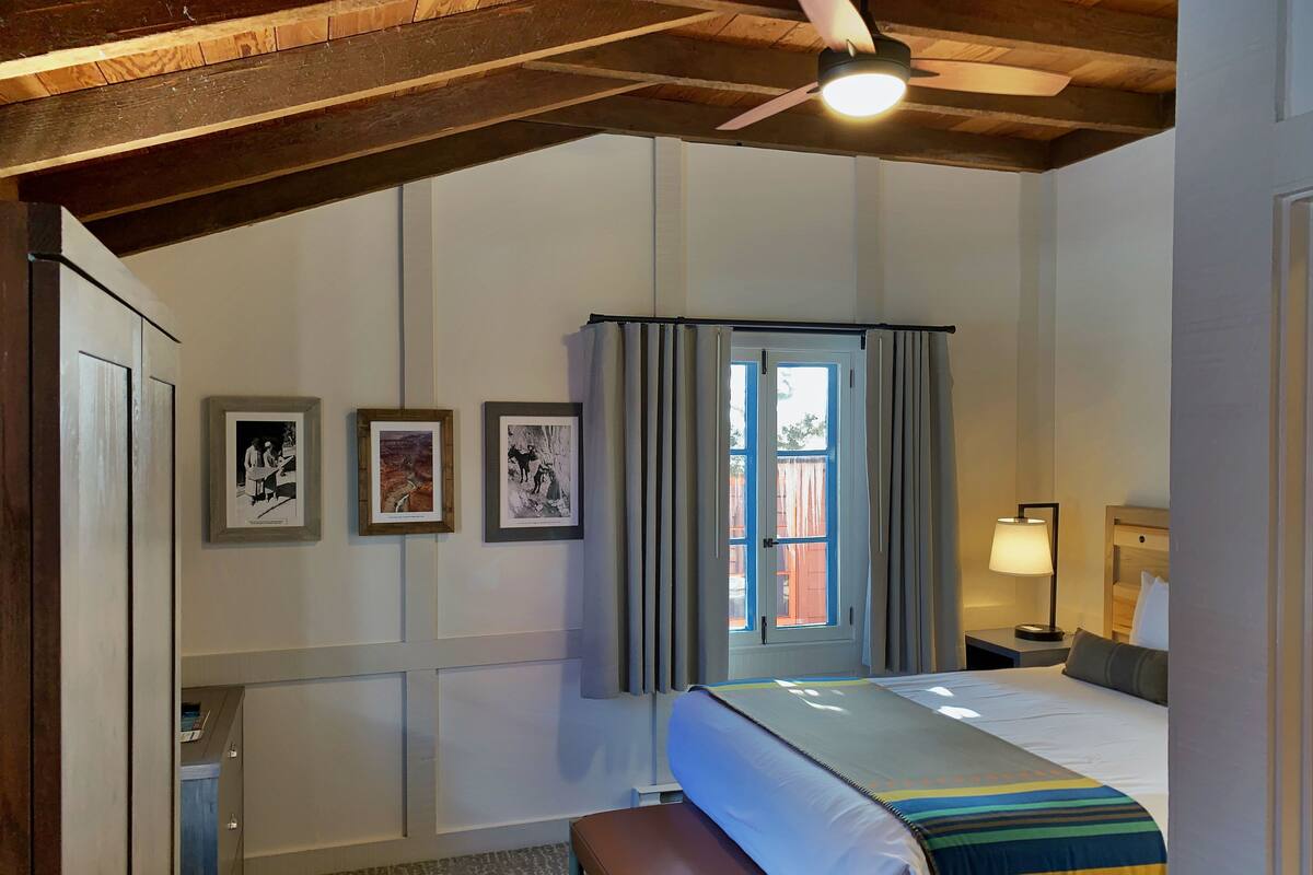 Historic Cabin (1 Queen) No A/C | Rollaway beds, bed sheets