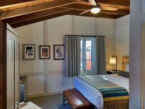 Historic Cabin (1 Queen) No A/C | Rollaway beds, bed sheets
