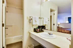 Chambre Standard, 1 trĂšs grand lit | Salle de bain | Ensemble baignoire-douche, articles de toilette (gratuits)