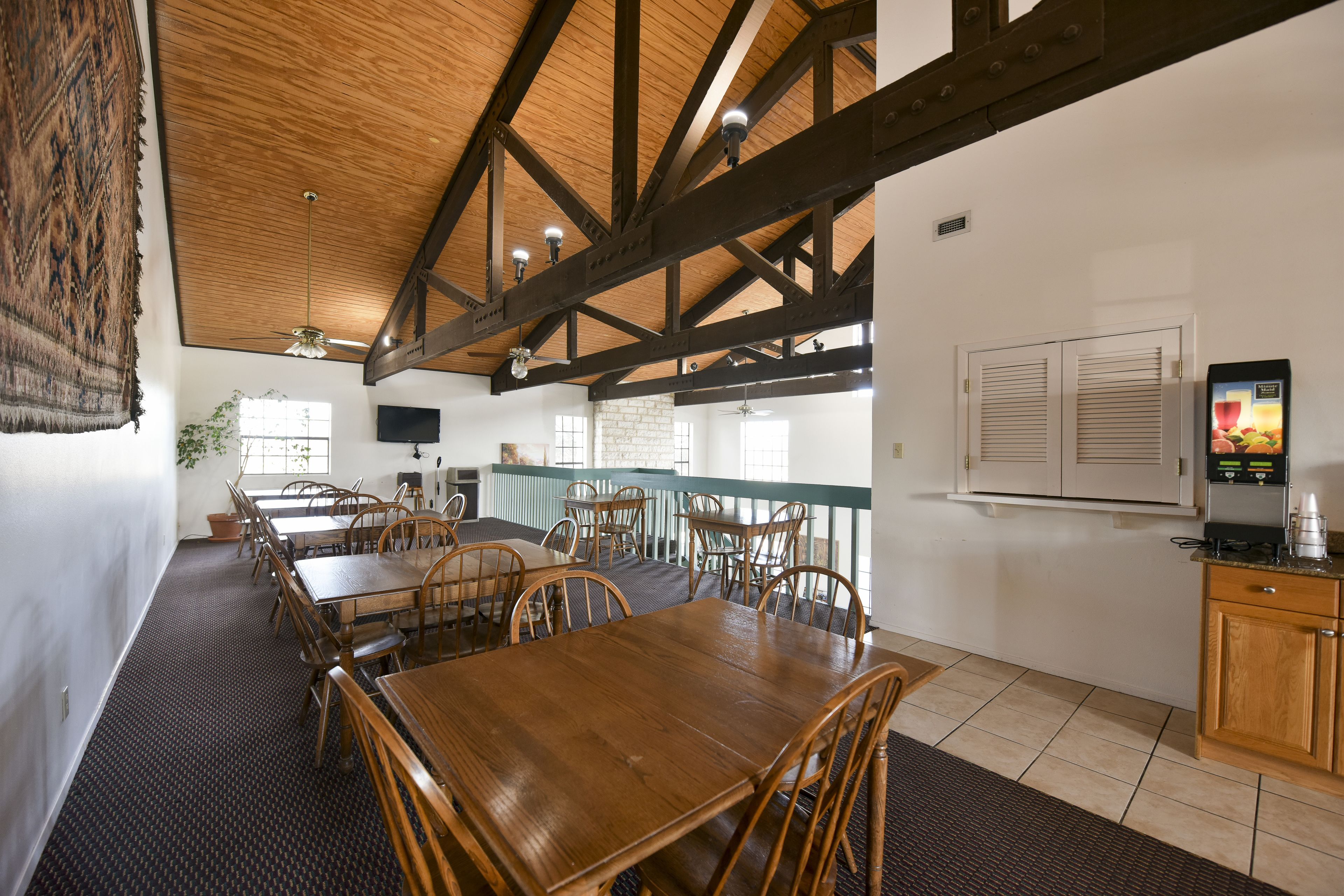 Free continental breakfast on weekends 