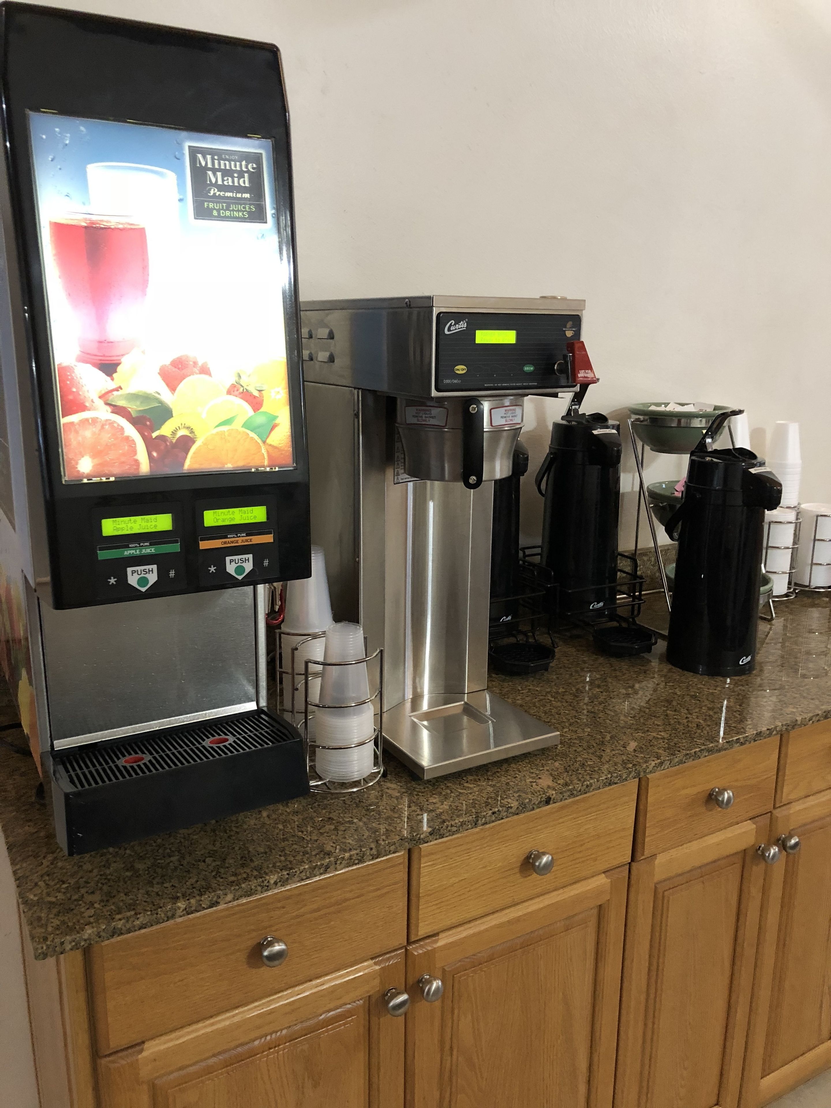 Máquina de café com visor digital e diversas opções de bebidas.