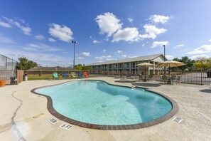 Front of property - Windcrest Inn and Suites (Fredericksburg)