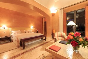 Nôi (giường cho trẻ sơ sinh) miễn phí, giường gấp/giường phụ (phụ phí) 