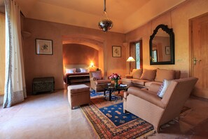 Nôi (giường cho trẻ sơ sinh) miễn phí, giường gấp/giường phụ (phụ phí) 