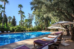 Een binnenzwembad en een buitenzwembad