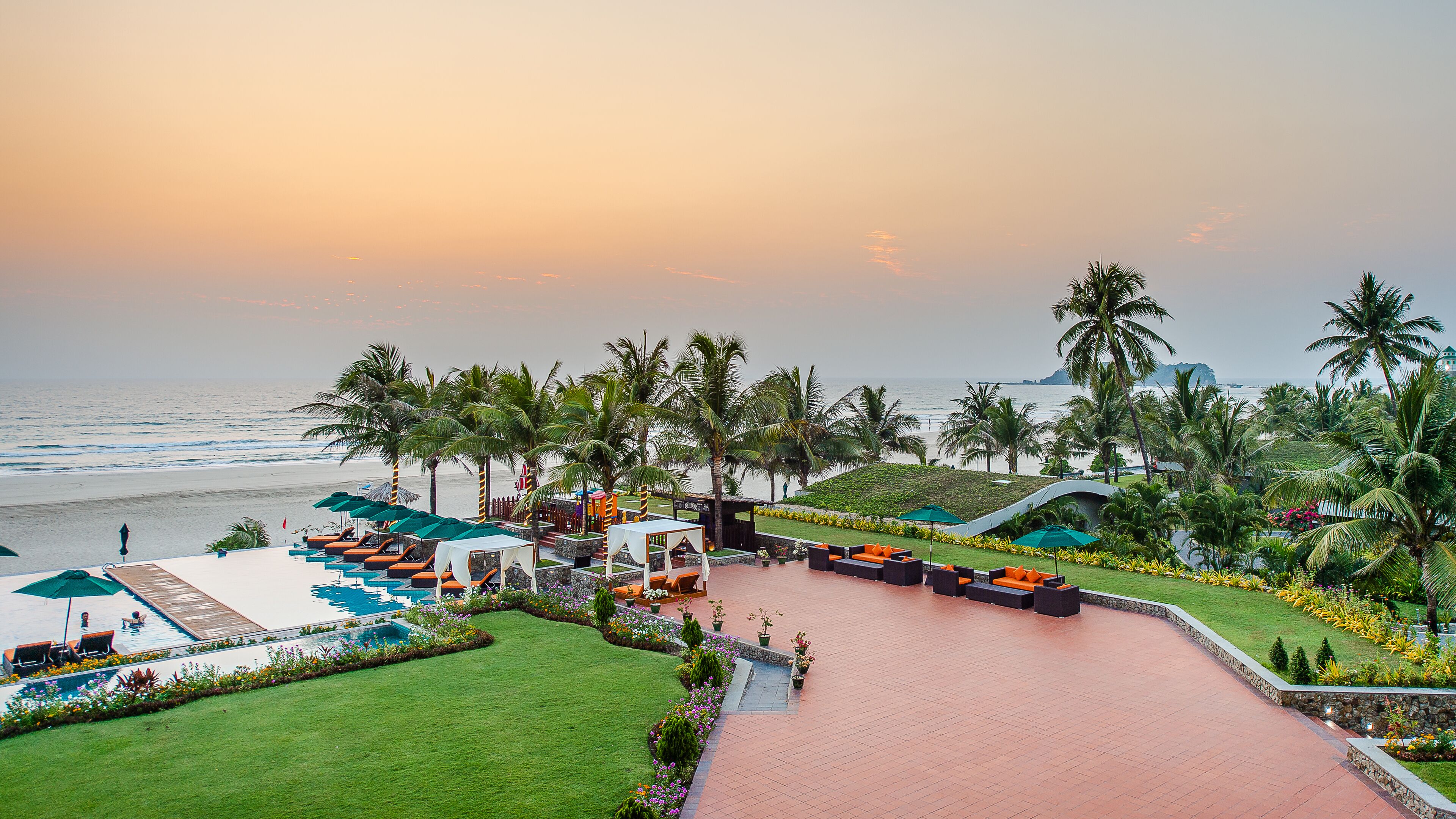 Outdoor pool, pool umbrellas, sun loungers