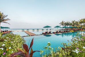 Piscine extérieure, parasols de plage, chaises longues