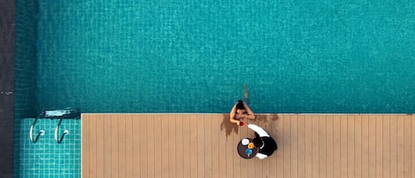 Außenpool, Sonnenschirme, Liegestühle