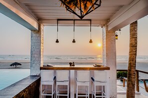 Poolside bar - Ngwe Saung Yacht Club & Resort (Ngwe Saung)
