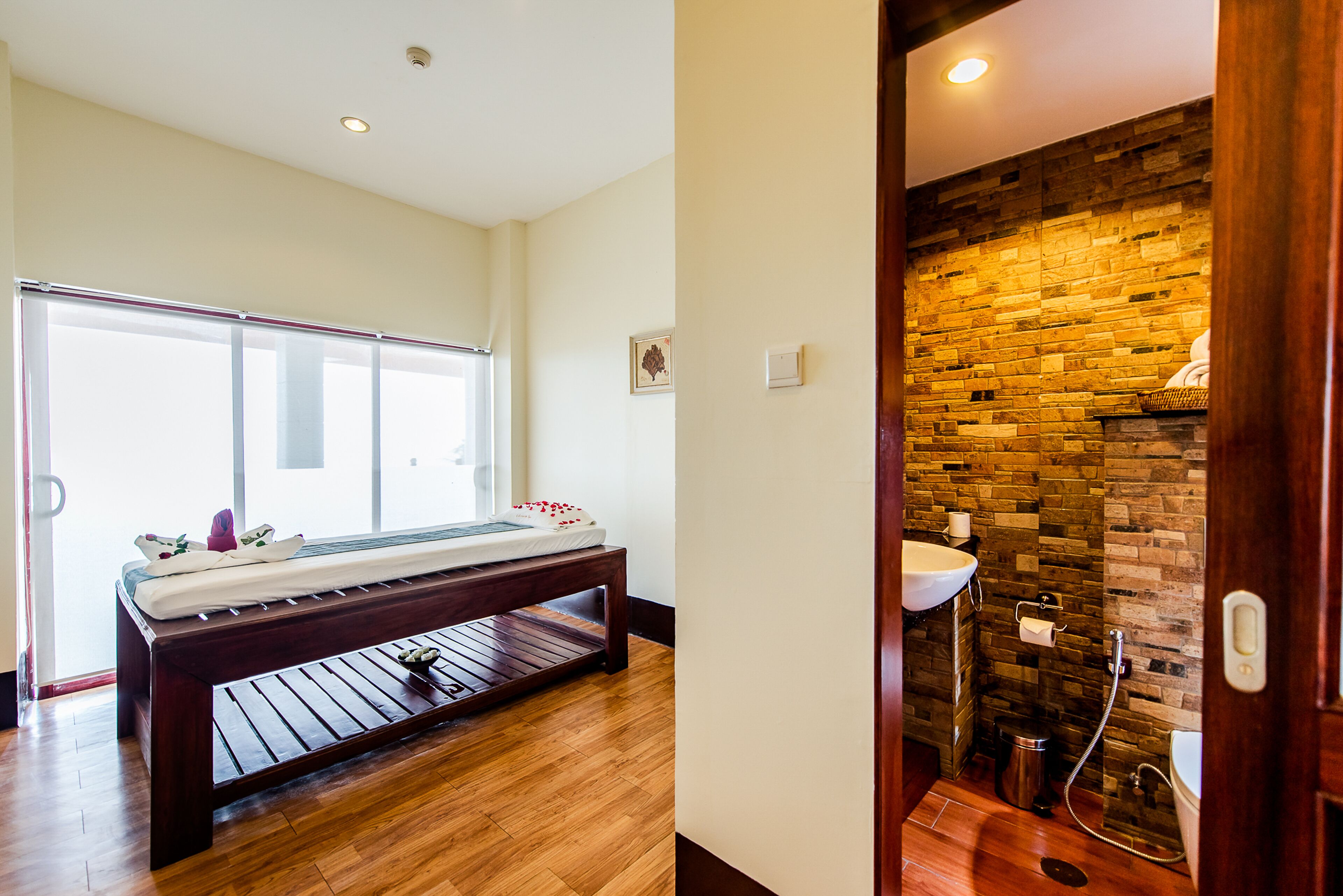 body treatments, aromatherapy, thai massages, body scrubs, facials