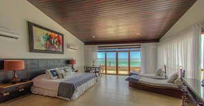 Master Suite | 客房內保險箱、床單