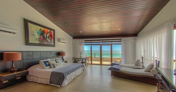 Master Suite | In-room safe, bed sheets