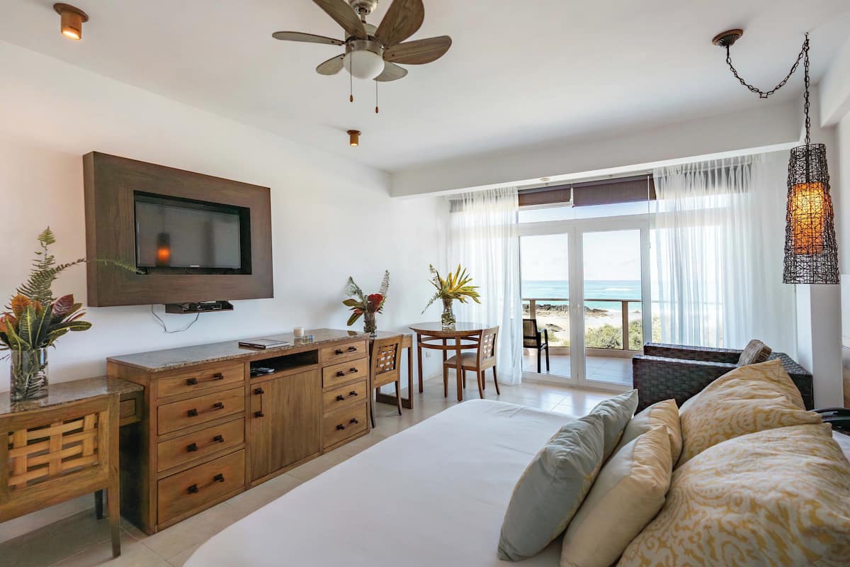 Junior Suite | 1 bedroom, in-room safe, bed sheets