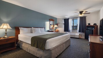 Escritorio, tabla de planchar con plancha, wifi gratis y ropa de cama 